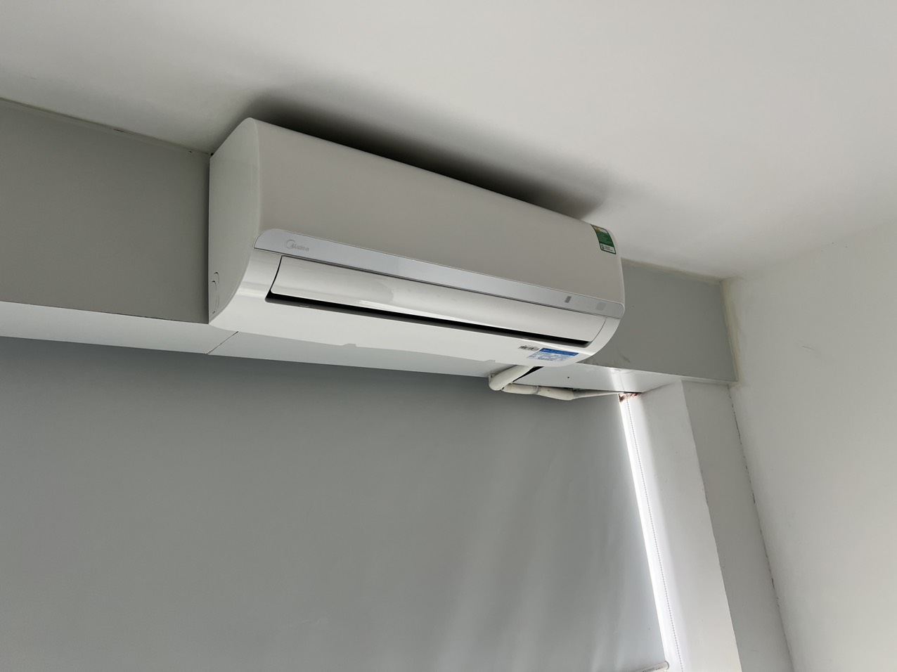 Điều hòa là thiết bị điện gia dụng sử dụng để điều chỉnh nhiệt độ và độ ẩm trong không khí